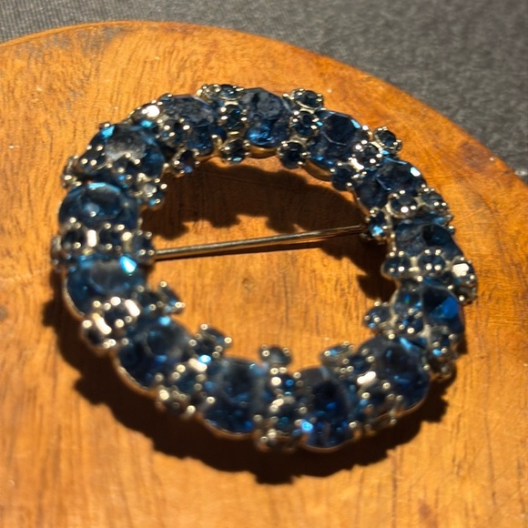 Vintage Warner Blue Rhinestone Circle Wreath Brooch Pin Signed - Picture 1 of 8